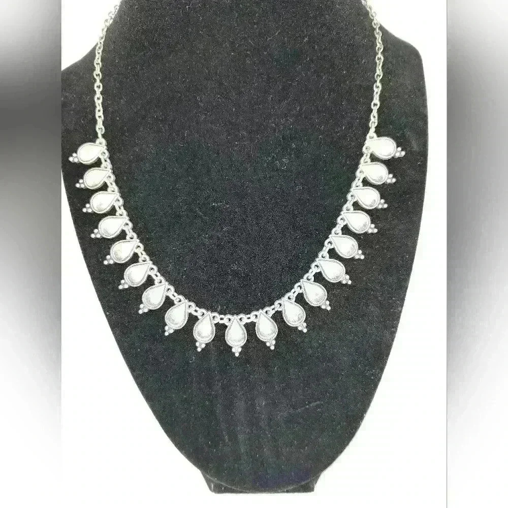 Plunder sliver tone necklace